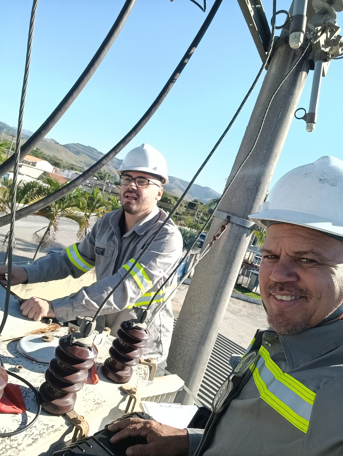 Equipe da Megamiter executando serviço elétrico em campo com EPI