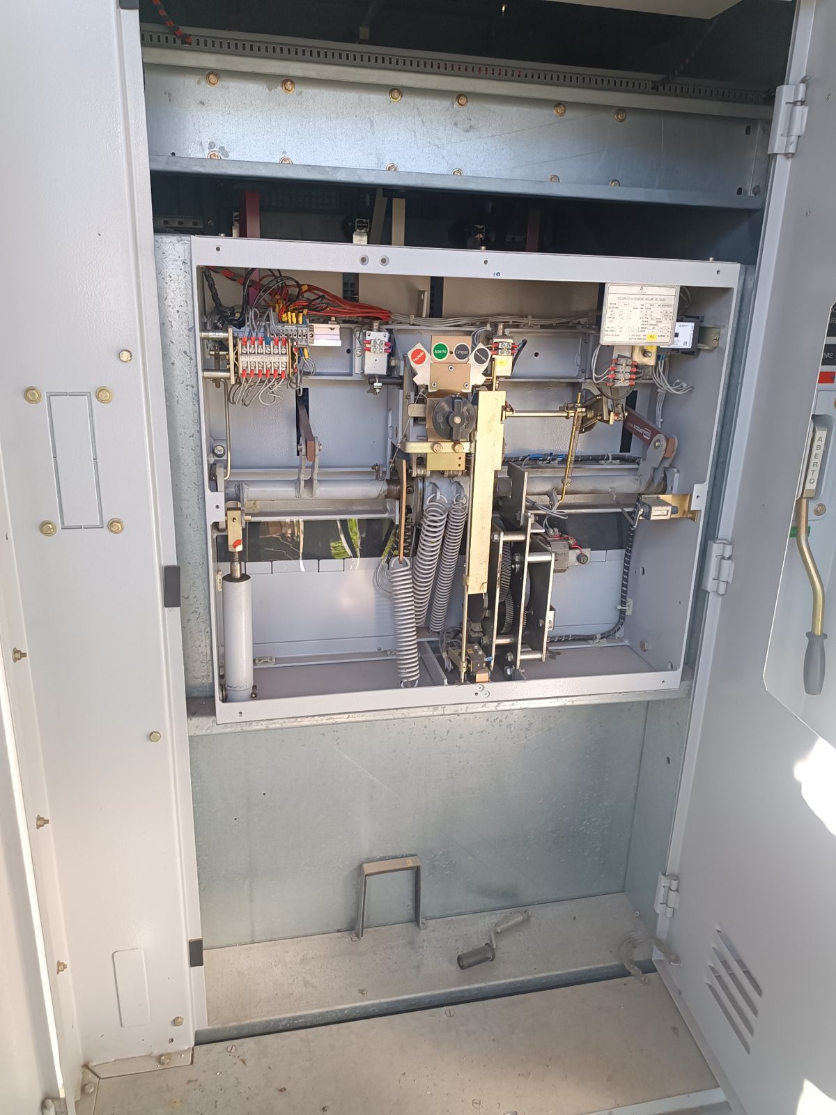 Interior de painel elétrico com mecanismos e cablagem